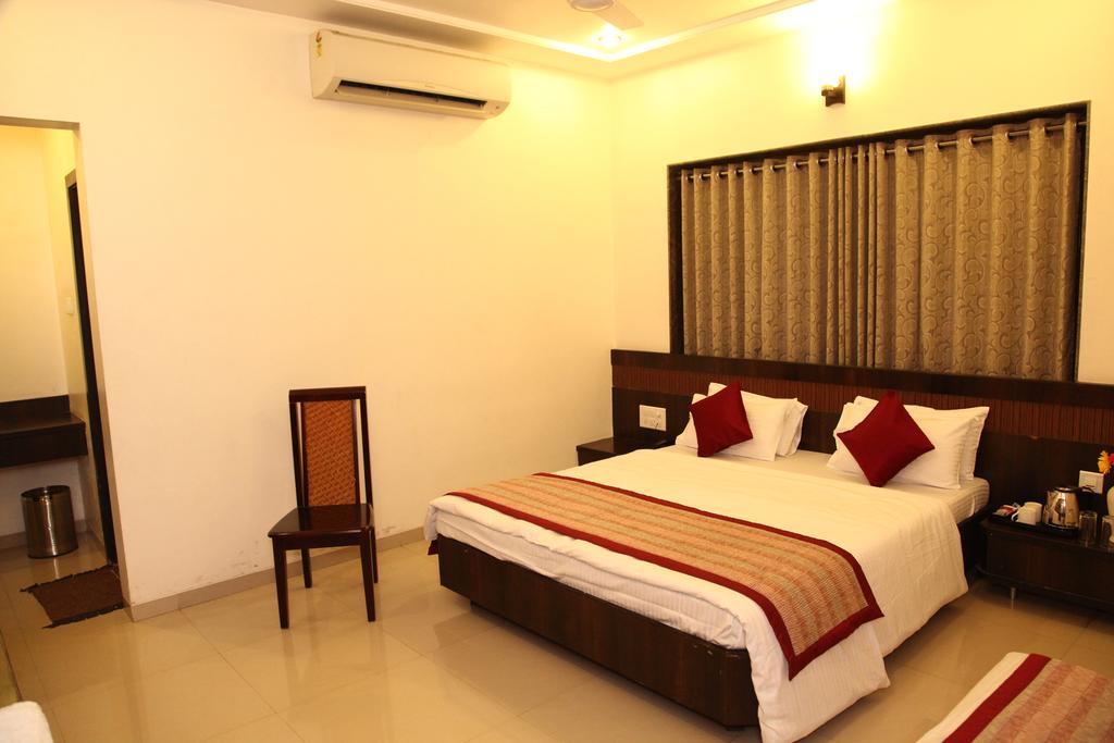 Hotel Sai Ramanand Shirdi Extérieur photo